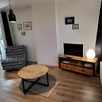 Entre Les Places, Spacieux, Calme, Idéalement Situé Appartement