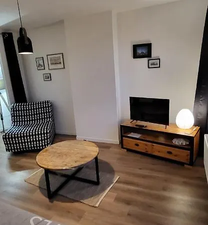 Entre Les Places, Spacieux, Calme, Idealement Situe Parking Gratuit 아파트