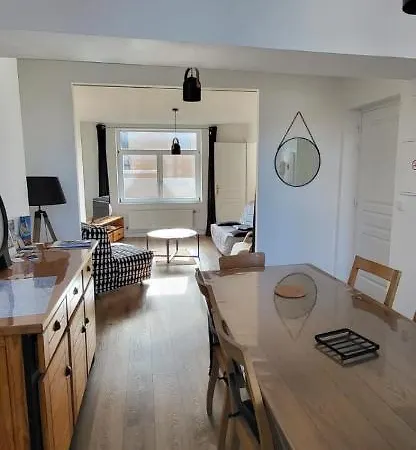 Entre Les Places, Spacieux, Calme, Idealement Situe Parking Gratuit Apartament *