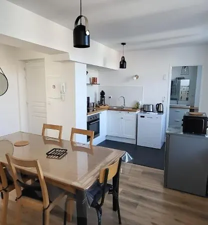 Entre Les Places, Spacieux, Calme, Idealement Situe Parking Gratuit *