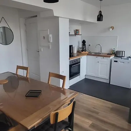 Apartament Entre Les Places, Spacieux, Calme, Idealement Situe Parking Gratuit *